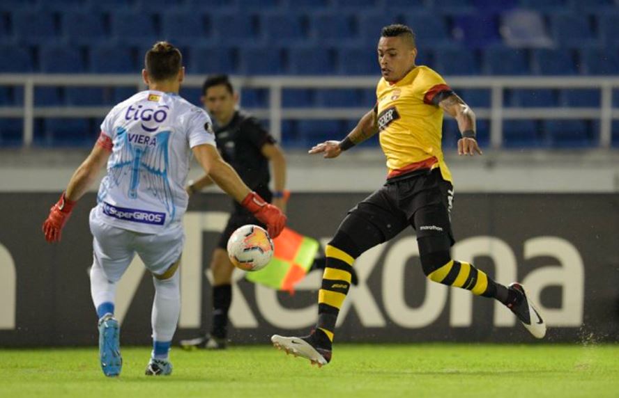 Sebastián Viera controlando una llegada ecuatoriana.