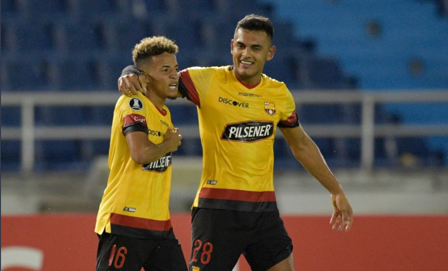 Byron Castillo felicitado tras anotar el primer gol.