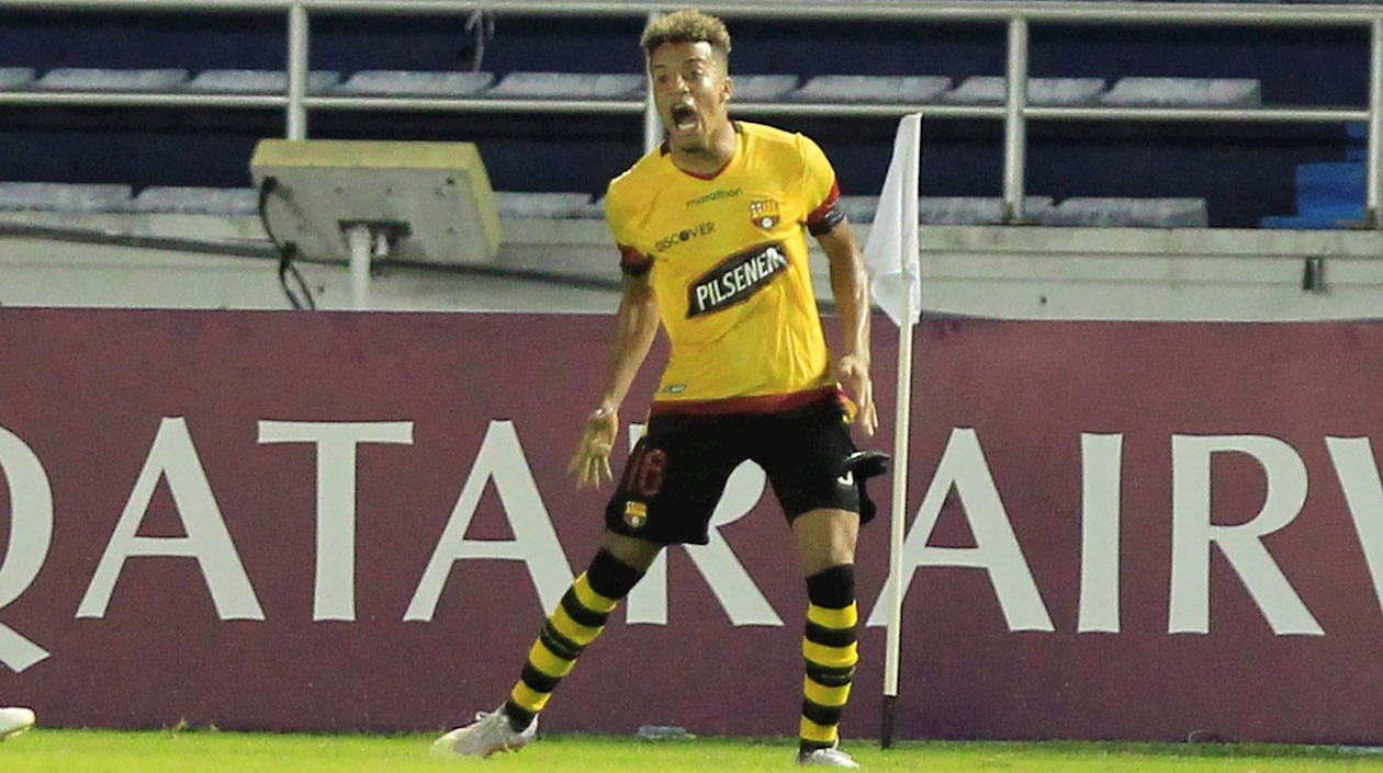 Byron Castillo se convirtió en figura del partido.