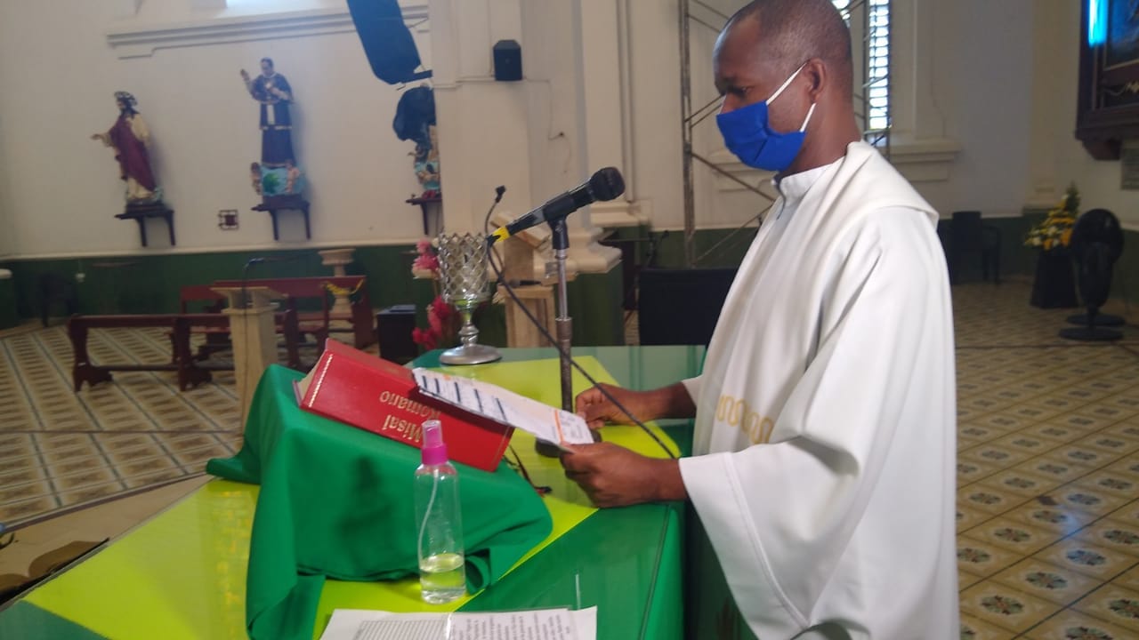 El sacerdote Roberto Rodríguez Padilla, párroco de la Iglesia de Chiquinquirá.