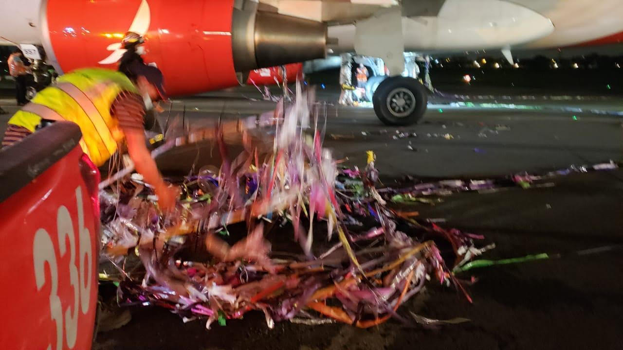 Redes Sociales Avión de Avianca con restos del globo de pirotecnia.