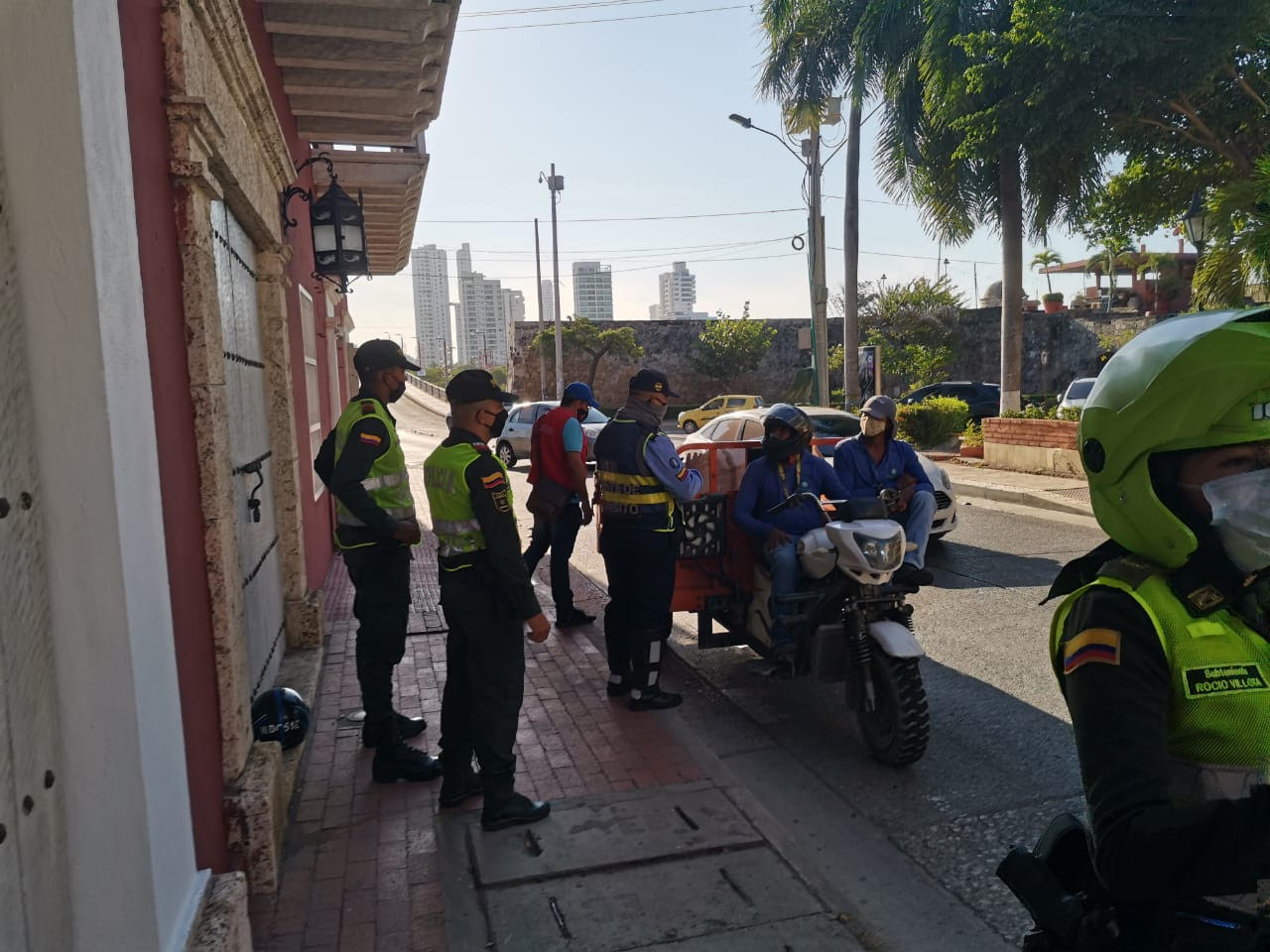 Policía vigilando Cartagena.