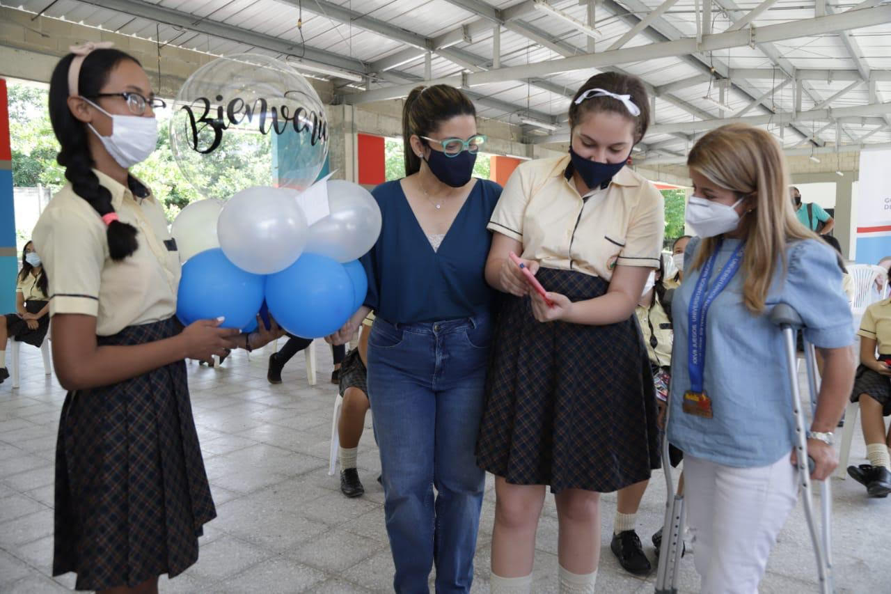 Elsa Noguera en actividades en colegios del Atlántico
