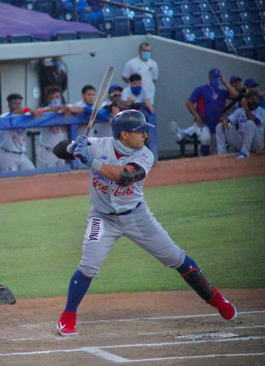 Donovan Solano en su primer turno con Caimanes.