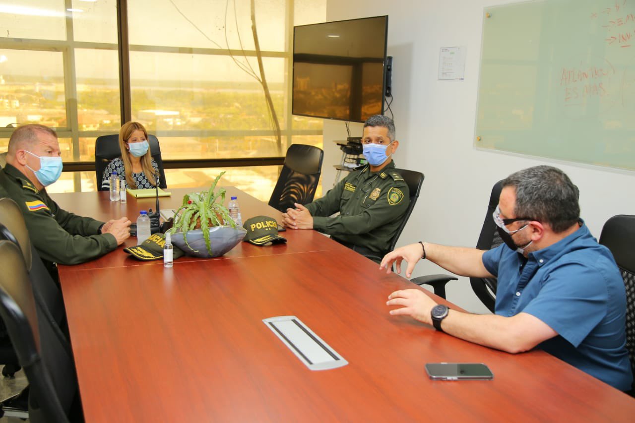 La Gobernadora del Atlántico con los comandantes de Policía, entrante y saliente.