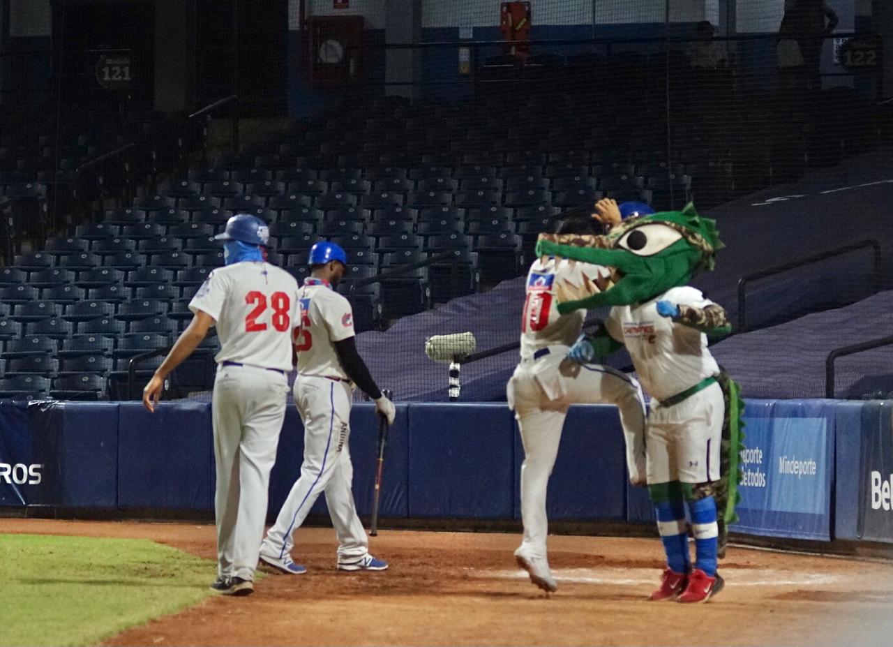 Caimanes celebra una anotación. 