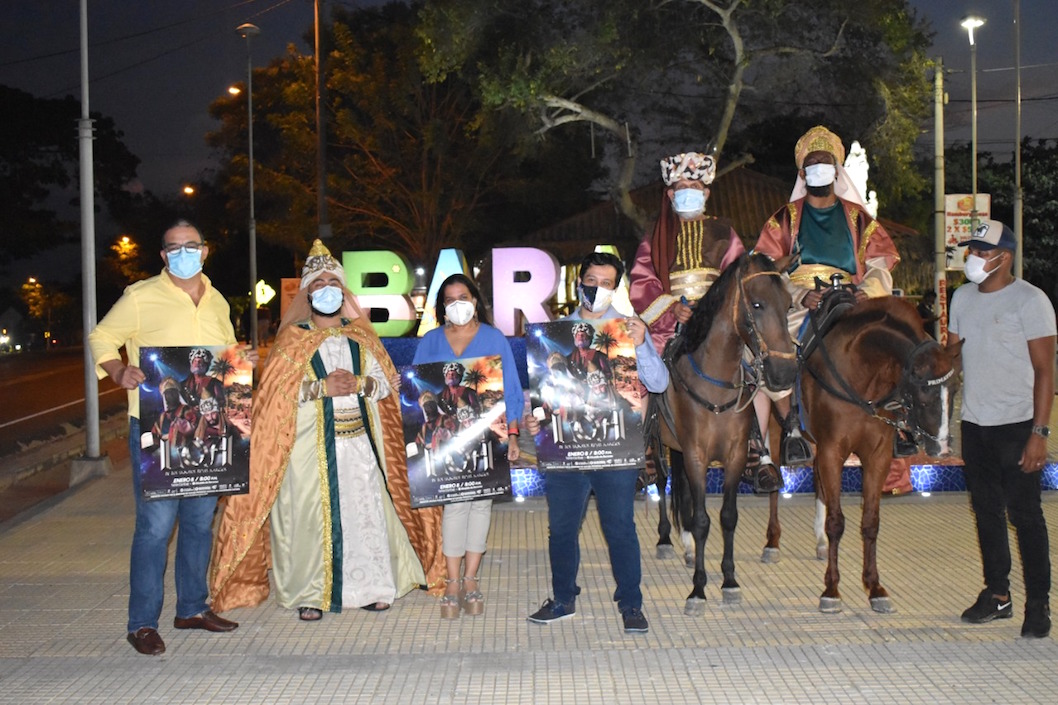 El Alcalde y la Secretaria de Cultura del Atlántico acompañando a los Reyes Magos.