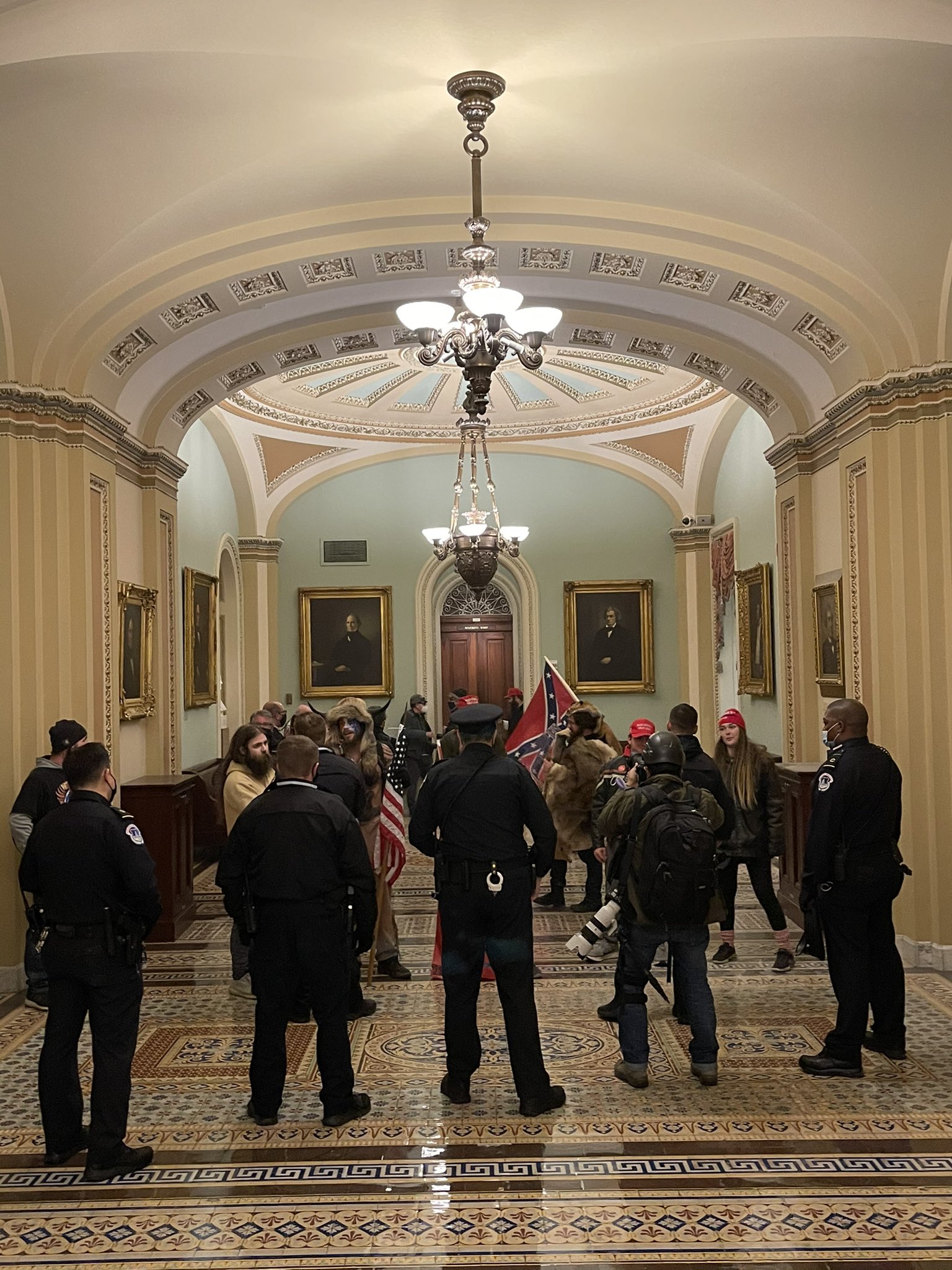 Los seguidores del mandatario al interior del Capitolio.