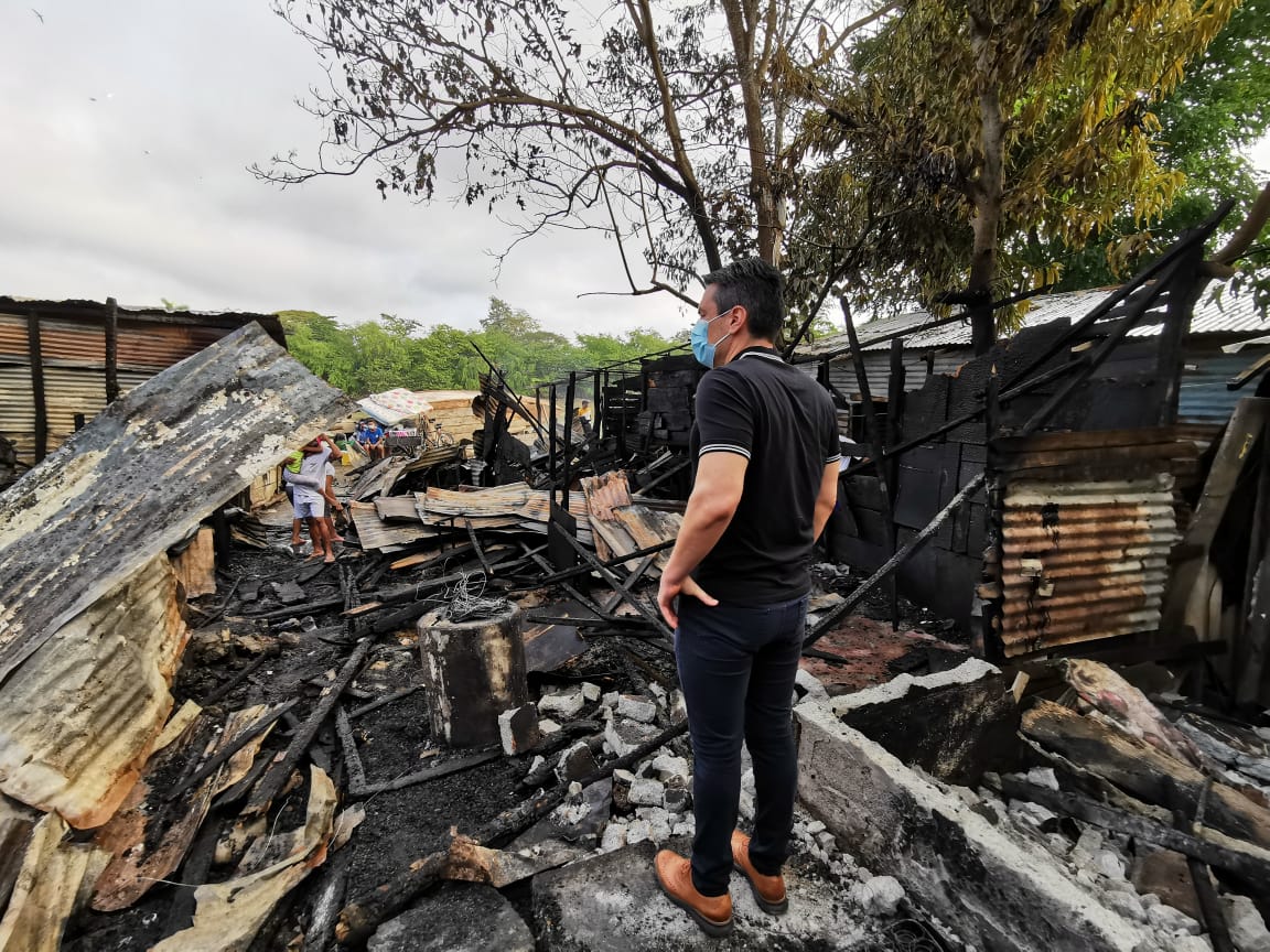 El alcalde de Montería, Carlos Ordosgoitia, en el lugar de la conflagración en Montería.