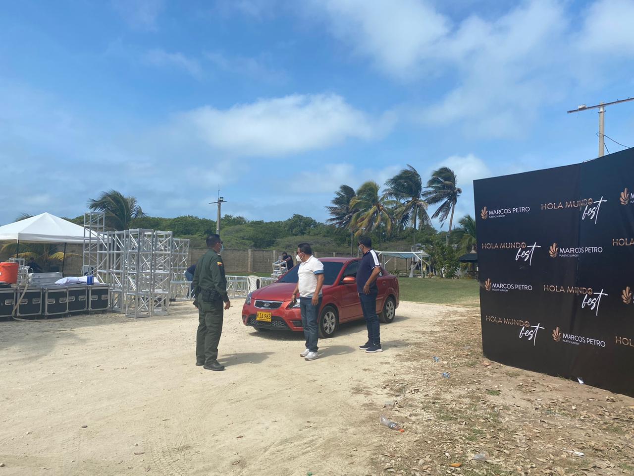 El Alcalde de Puerto Colombia, Wilman Vargas; el secretario de Gobierno Leonel Morrón y el Capitán Conde de la Policía Nacional, en Casandrea Country Club, el lugar donde se realizó la súper fiesta. 