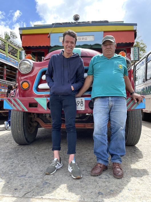 Con su tío Chucho y la chiva.