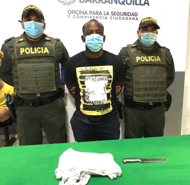 El capturado con la presunta arma del homicidio.