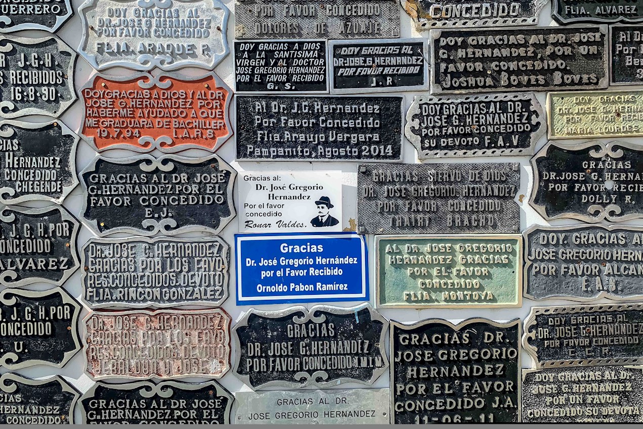 Placas de agradecimiento a José Gregorio Hernández, en Isnotú (Venezuela).