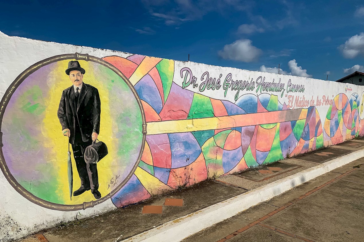Un mural con la imagen de José Gregorio Hernández, en Isnotú (Venezuela).