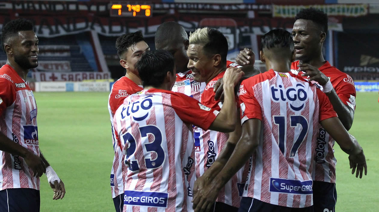 Junioristas celebrando con Teo.