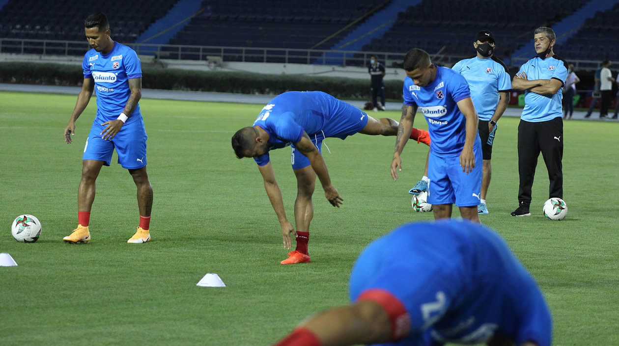 Jugadores del 'poderoso' calentando en el Metropolitano.