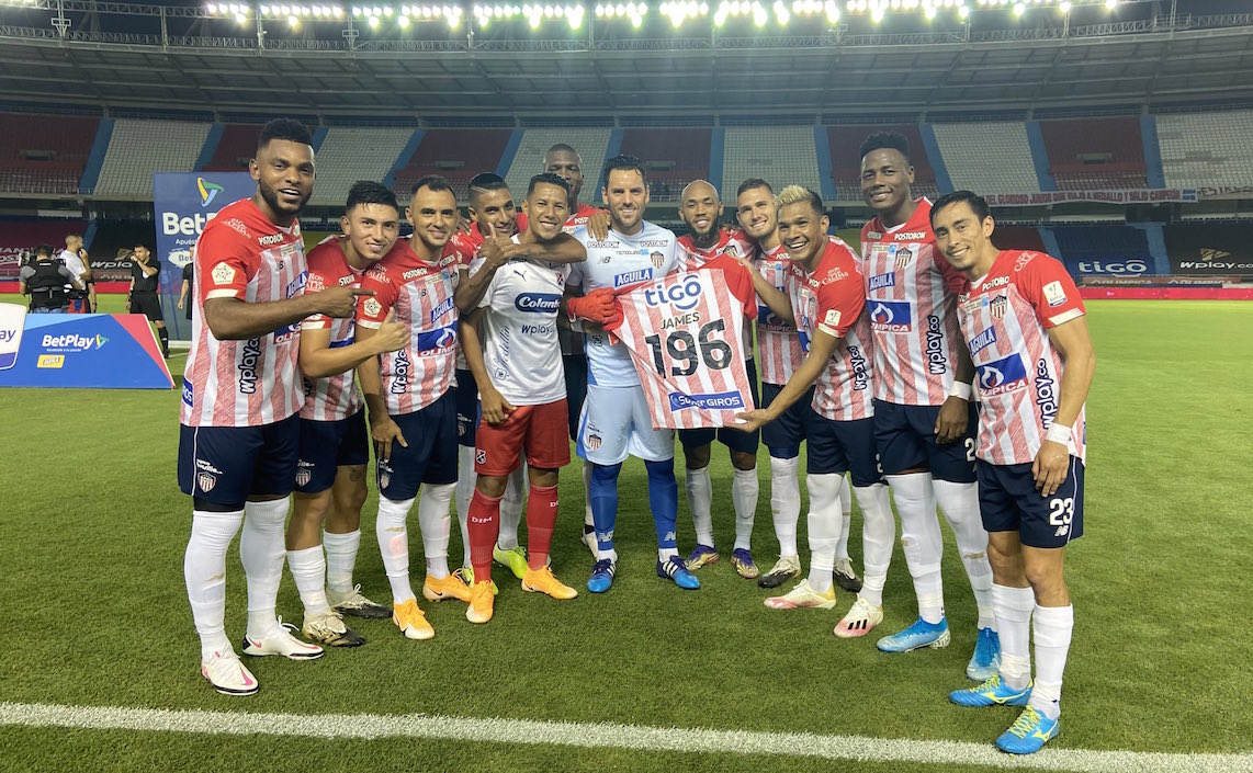Jugadores del Junior homenajeando a James Sánchez quien ahora actúa para el DIM.