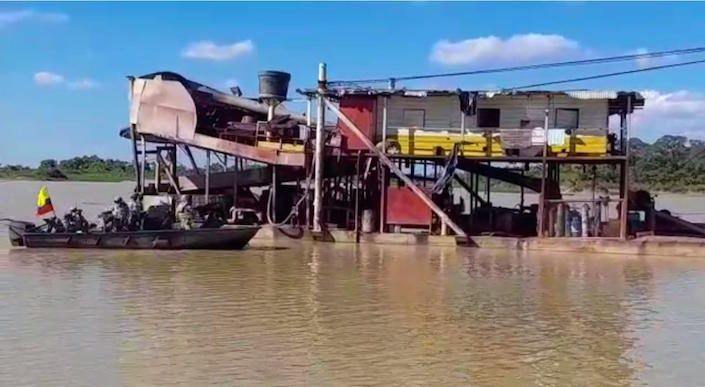 Maquinaria utilizada para la minería ilegal.