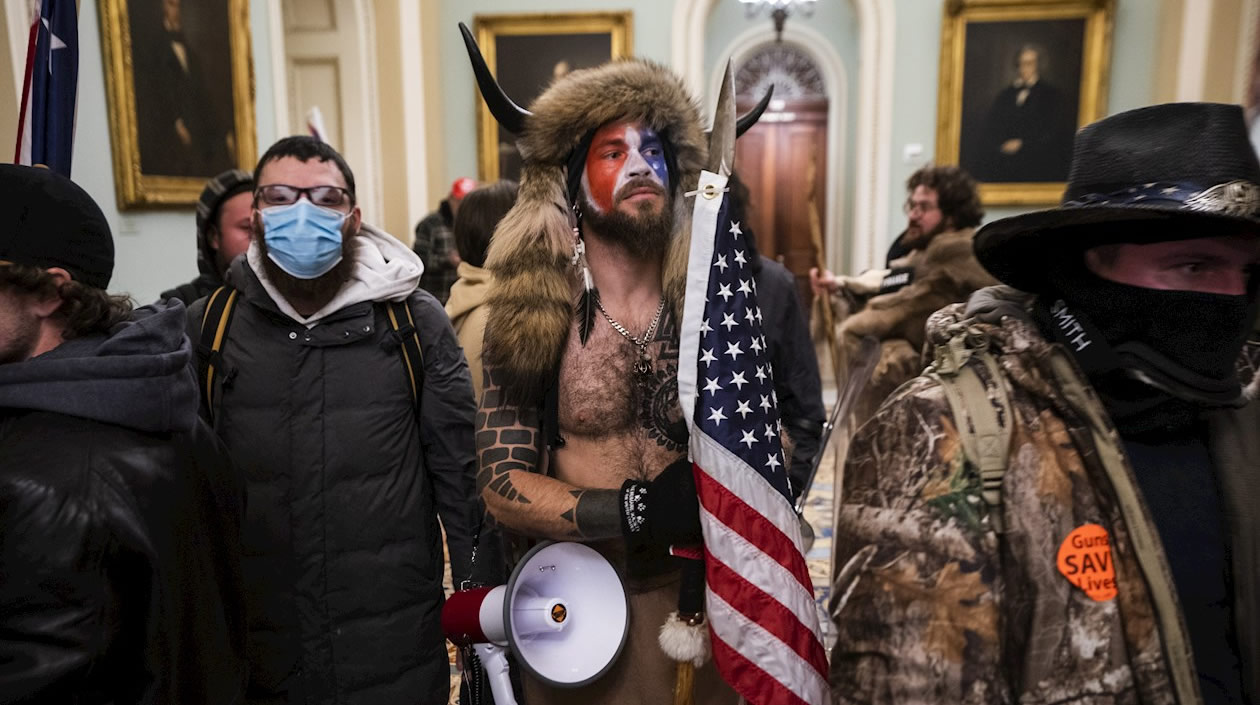 Seguidores de Donald Trump mientras irrumpen en el Capitolio de los Estados Unidos
