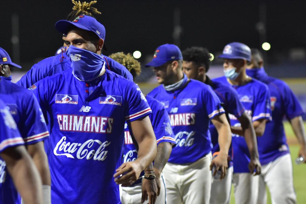 Peloteros de Caimanes celebran tras empatar la serie.