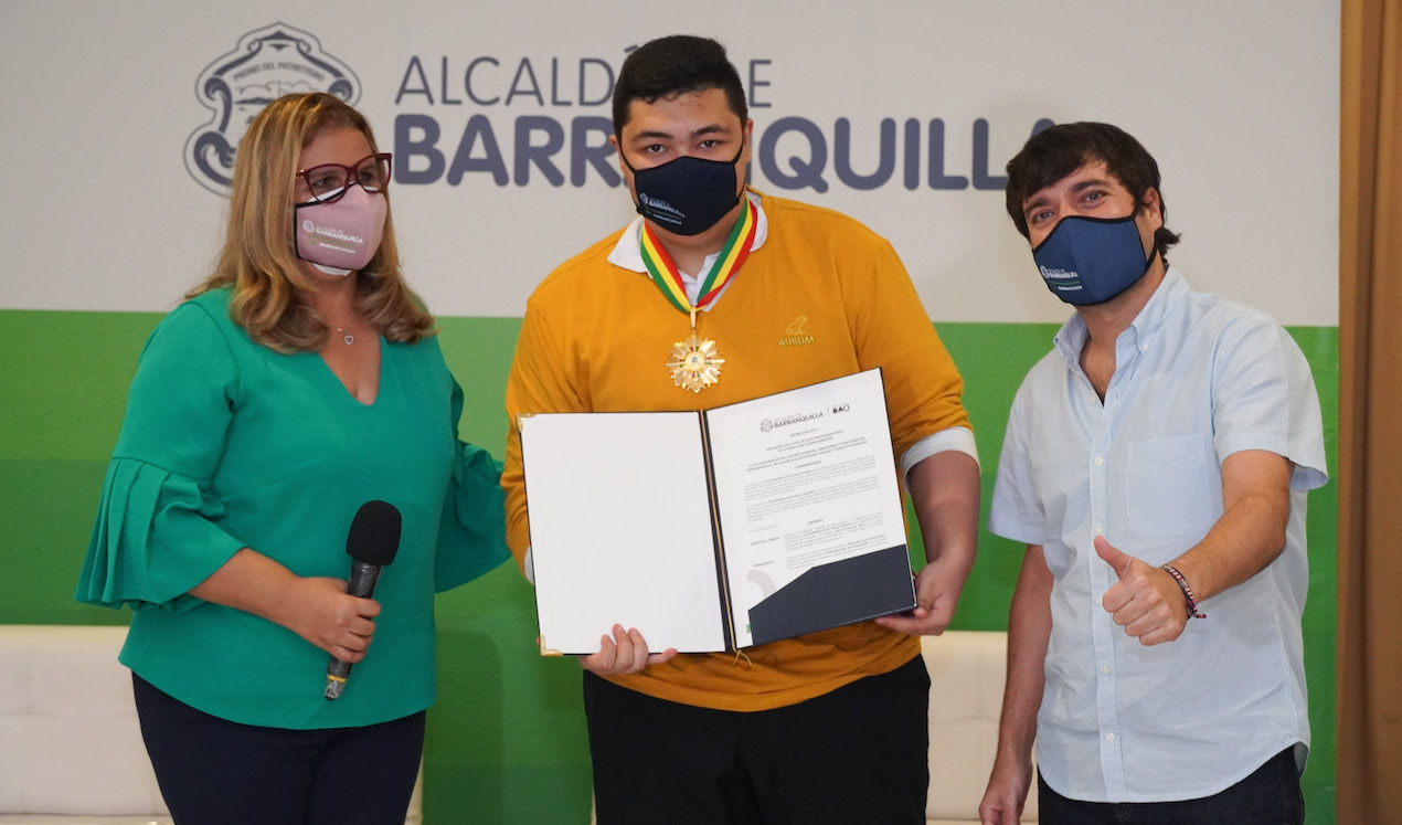 Alcaldía de Barranquilla Alejandro Salas, estudiante de la Humboldt, condecorado por el Alcalde Pumarejo y la Secretaria de Educación, Bibiana Rincón.