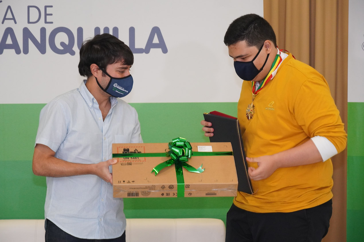 Alcaldía de Barranquilla Alcalde Pumarejo le entrega un regalo al joven Alejandro Salas, por su puntaje perfecto de las Pruebas Saber 11.