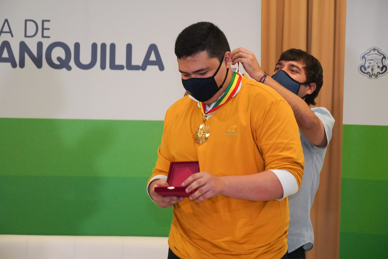 Alcaldía de Barranquilla Medalla de oro para el estudiante Alejandro Salas por su puntaje perfecto en las Pruebas Saber 11.