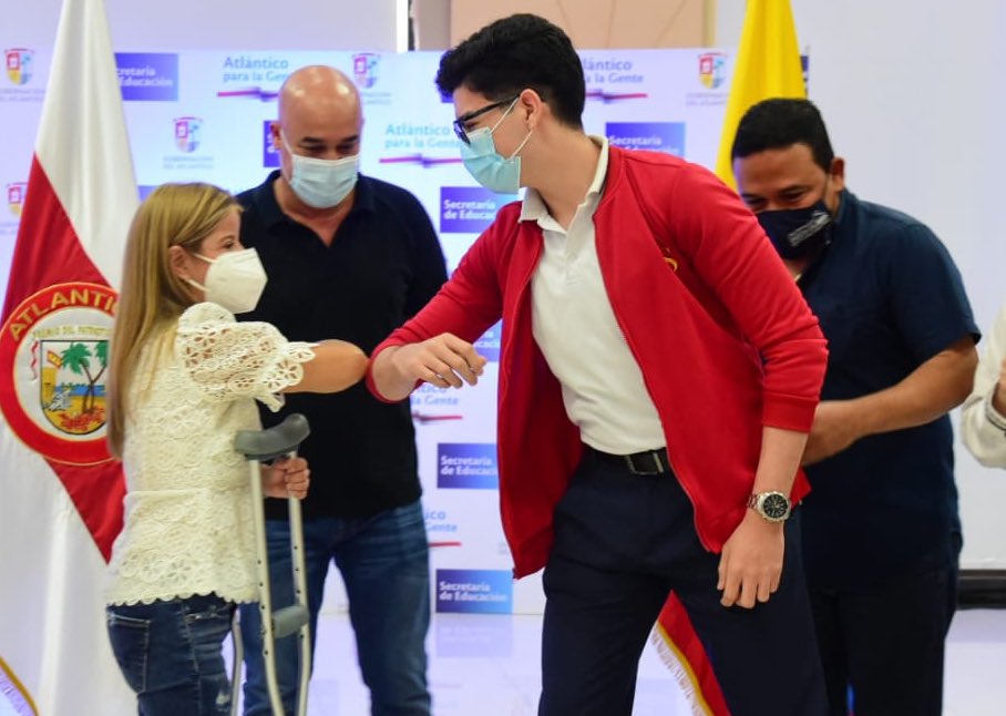 La Gobernadora del Atlántico, Elsa Noguera, con uno de los estudiantes exaltados.