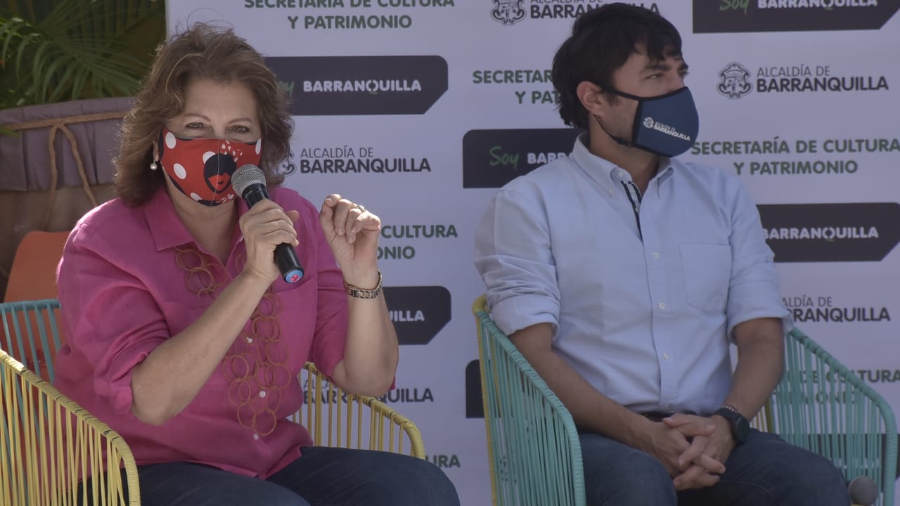 La directora de Carnaval S.A.S., Carla Celia y el Alcalde de Barranquilla, Jaime Pumarejo.