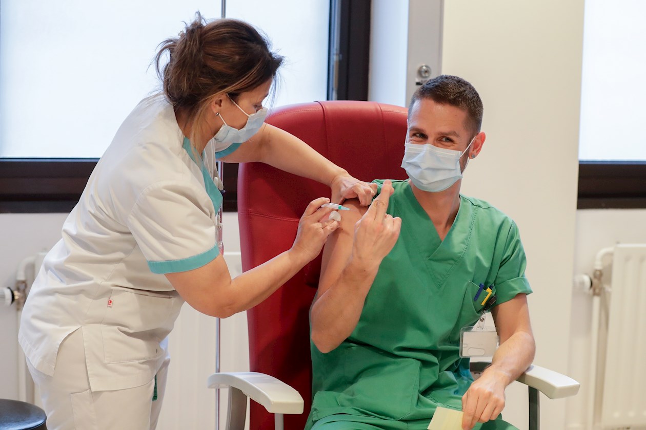 Bélgica vacunó también a profesionales de salud.
