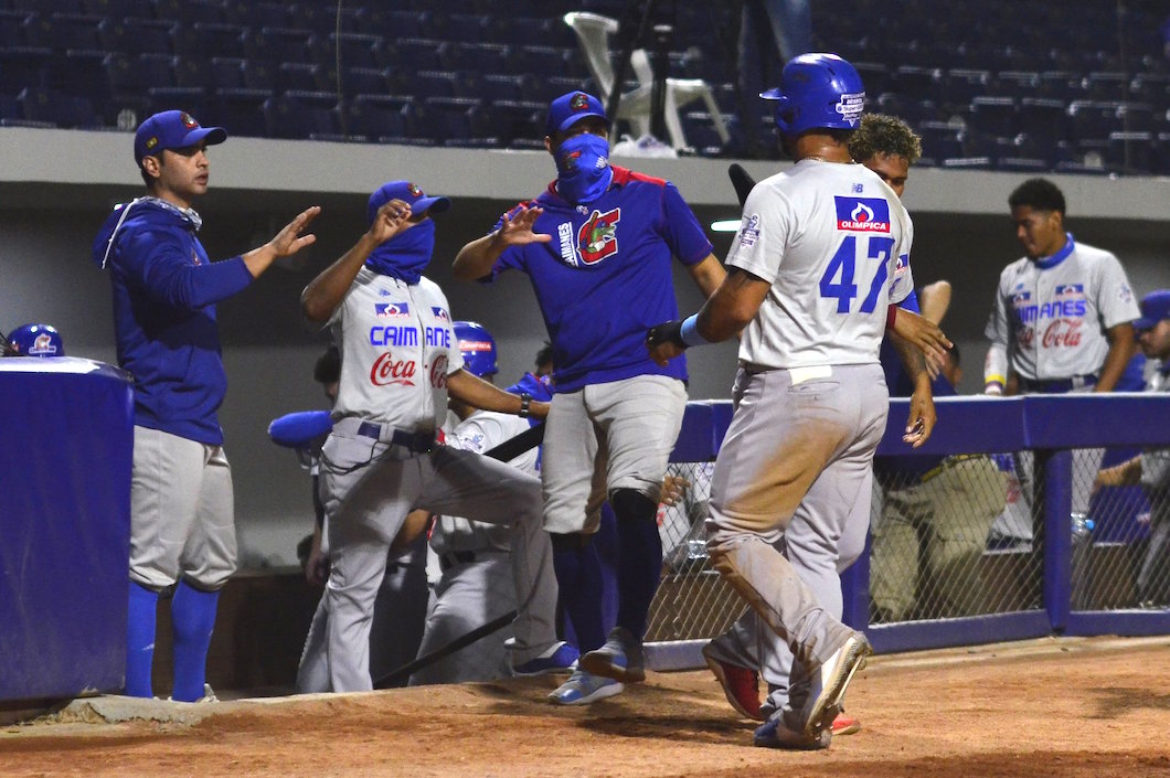 Peloteros de Caimanes celebrando un rally.