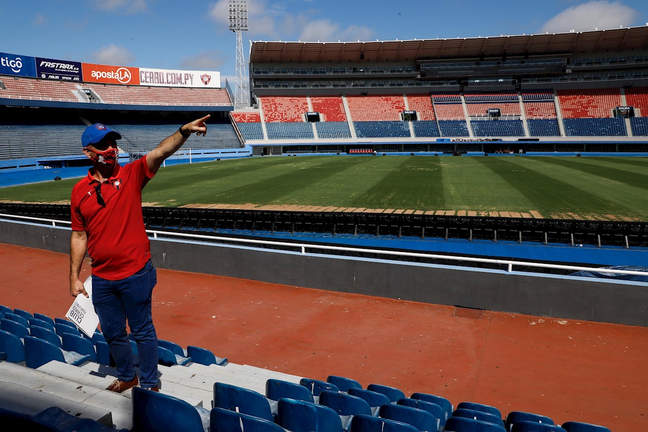 El Ing. Miguel Duarte, miembro de la Comisión Directiva del Club Cerro Porteño y uno de los principales responsables de la obra del Estadio General Pablo Rojas, "La Nueva Olla", realiza una visita guiada por el estadio para los medios de comunicación este viernes en Asunción.