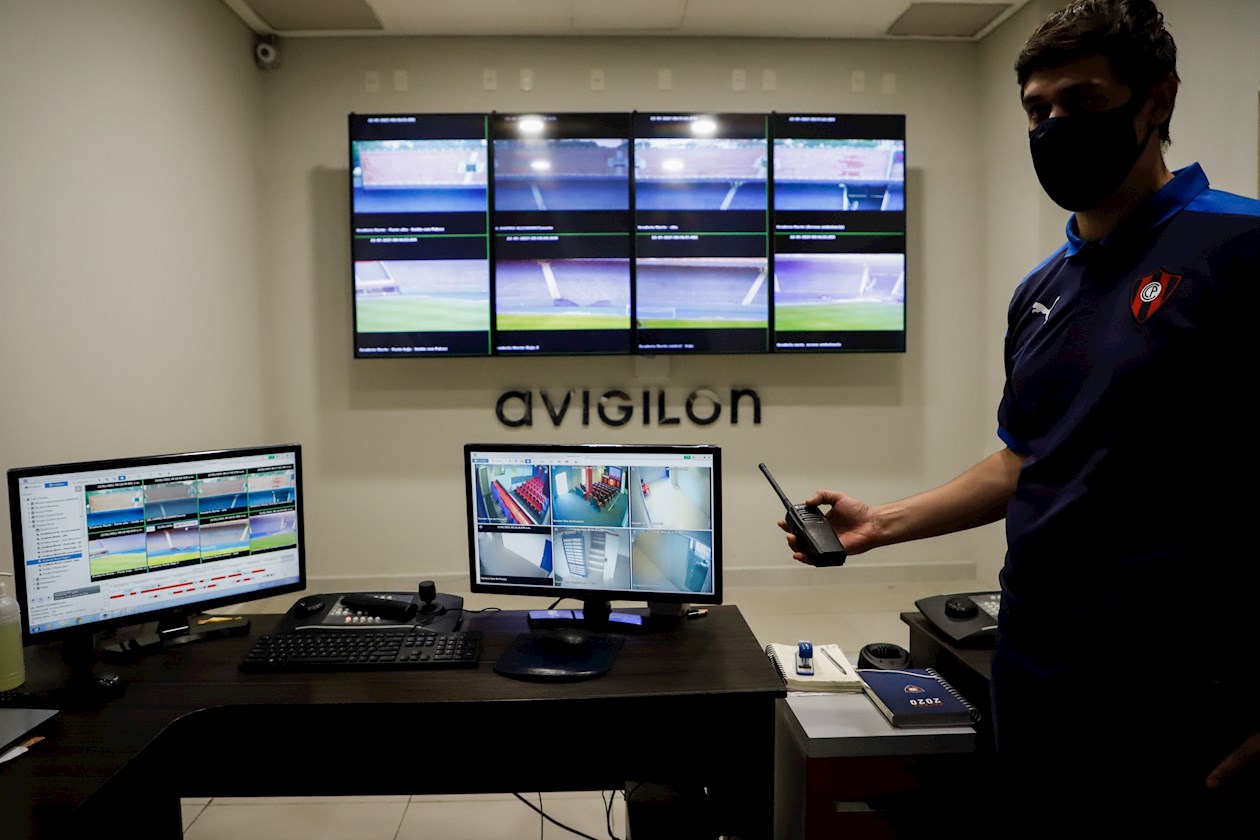 Un funcionario explica el funcionamiento de la sala técnica de cámaras hoy, durante un recorrido al Estadio La Nueva Olla, de Asunción (Paraguay). 