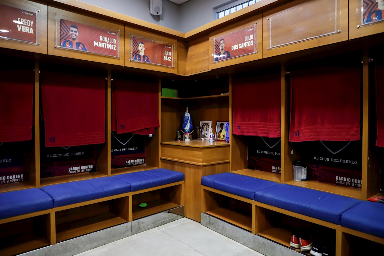 Fotografía del vestuario de jugadores del club Cerro Porteño hoy, durante un recorrido al Estadio La Nueva Olla, de Asunción (Paraguay).