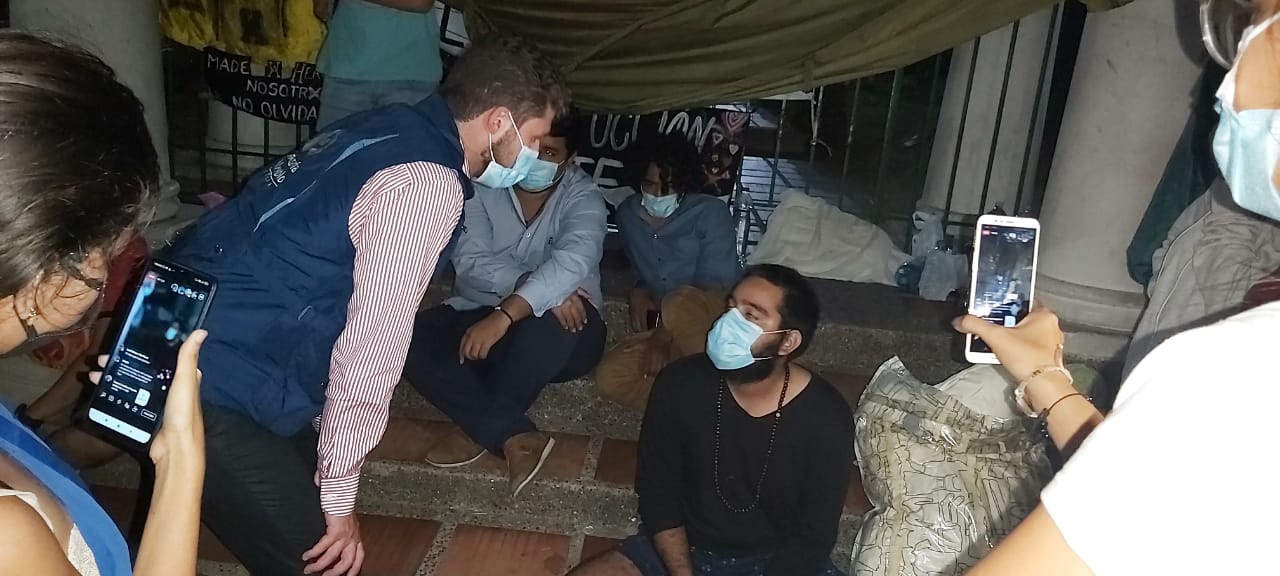 Anoche Elías Lacouture habló con la Defensoría del Pueblo y con el rector José Henao.