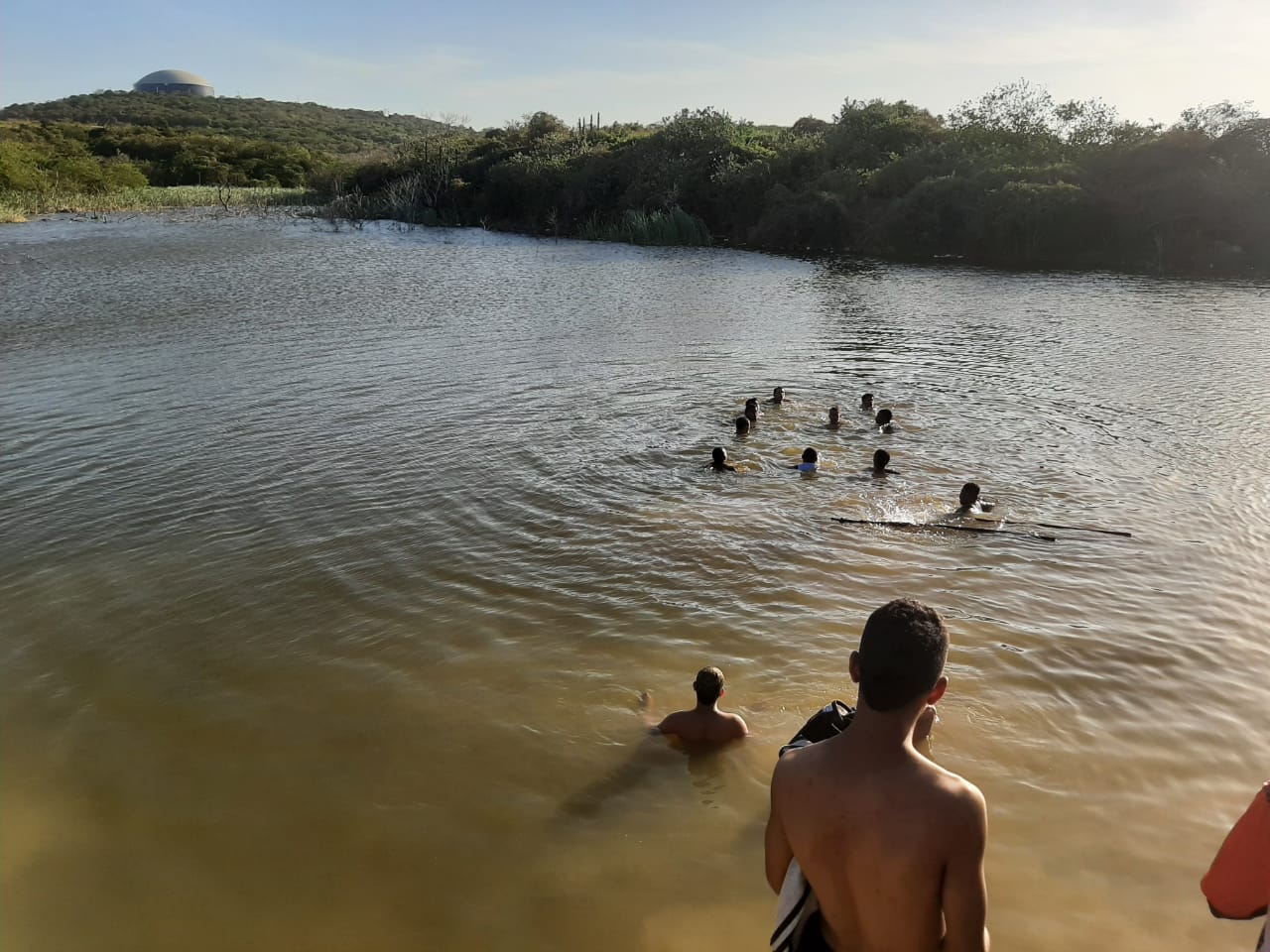 Momento en que rescatan al joven del agua y lo llevaron a la Clínica San Ignacio. 