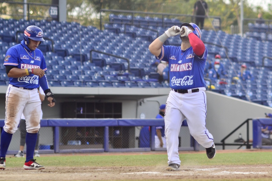 Christian Correa celebra tras su cuadrangular.