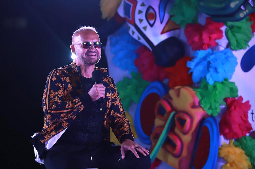 El artista Alvaro Ricardo durante el show central.