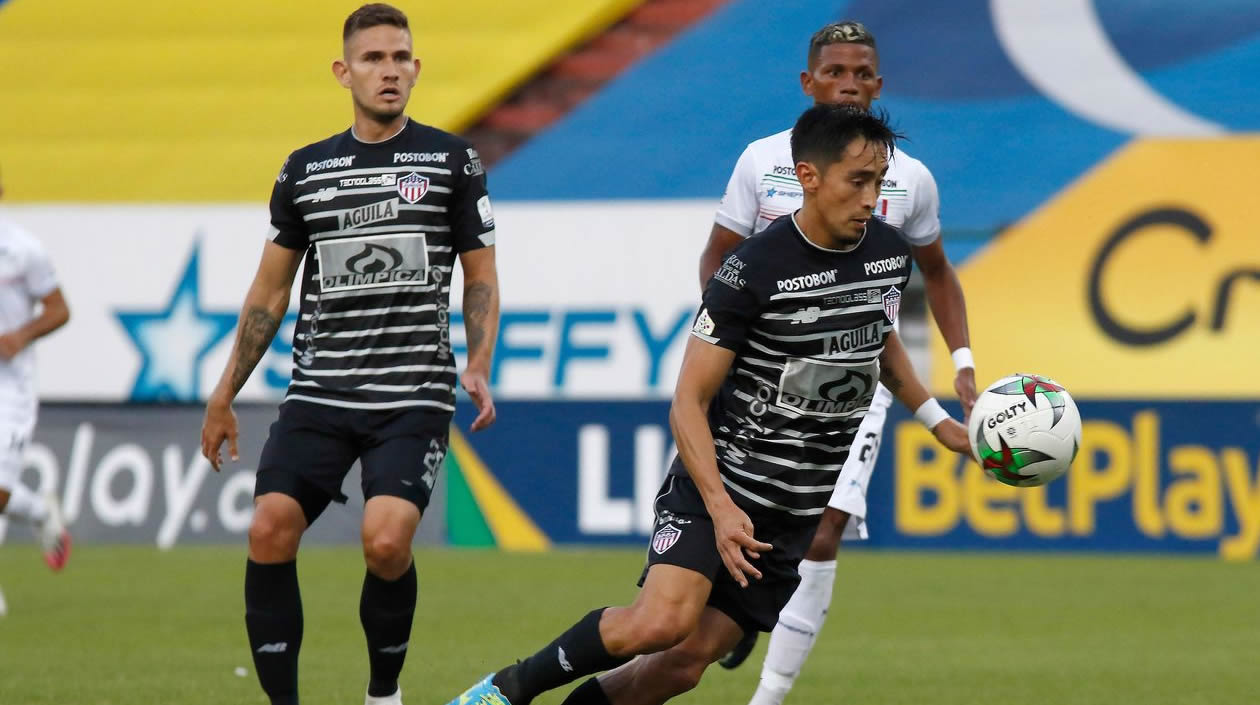 Fabián Sambueza en otra jugada ofensiva.
