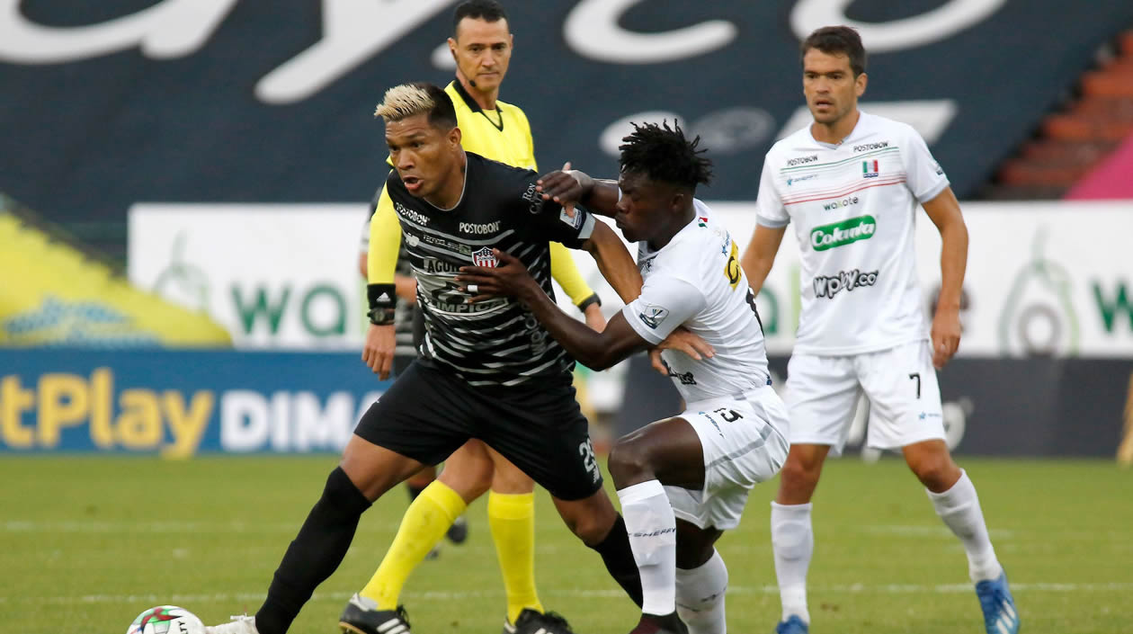 Teófilo Gutiérrez intentando eludir la defensa rival.
