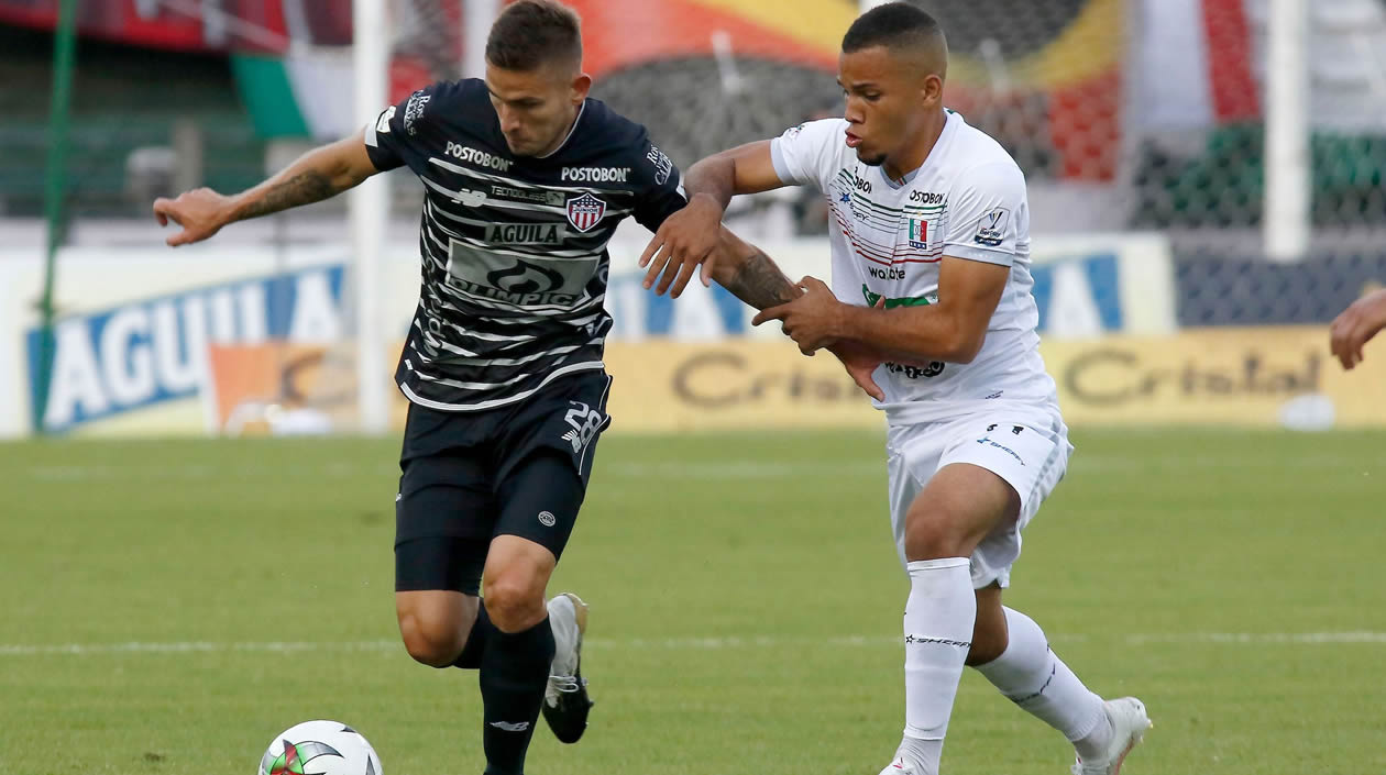 Juan David Rodríguez eludiendo una marca del 'blanco blanco'.