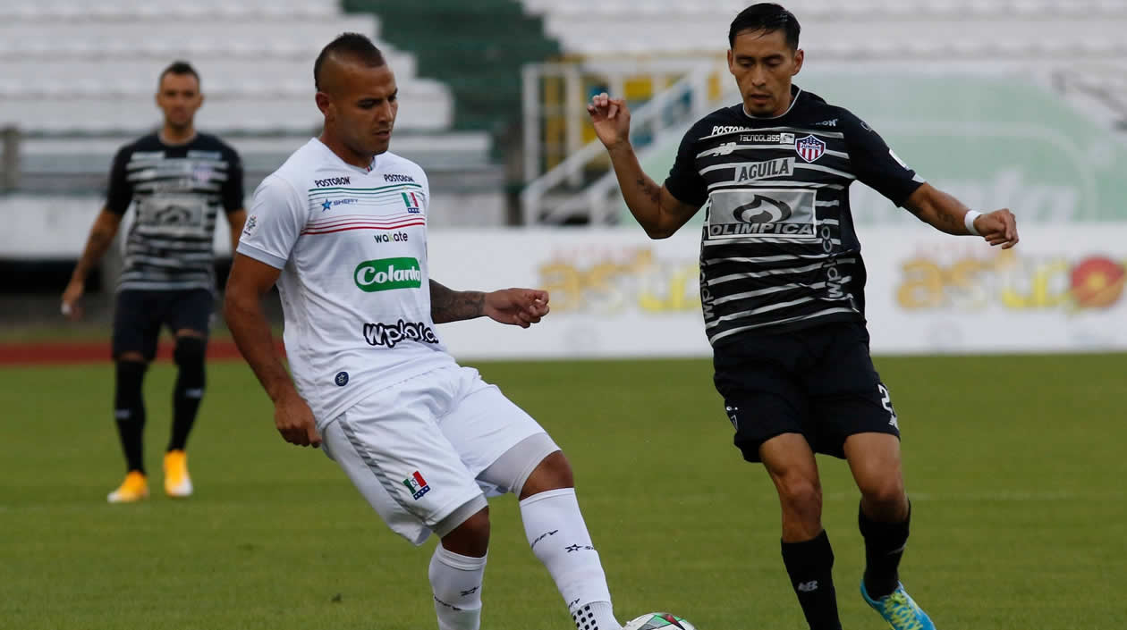 Fabián Sambueza disputando en balón.