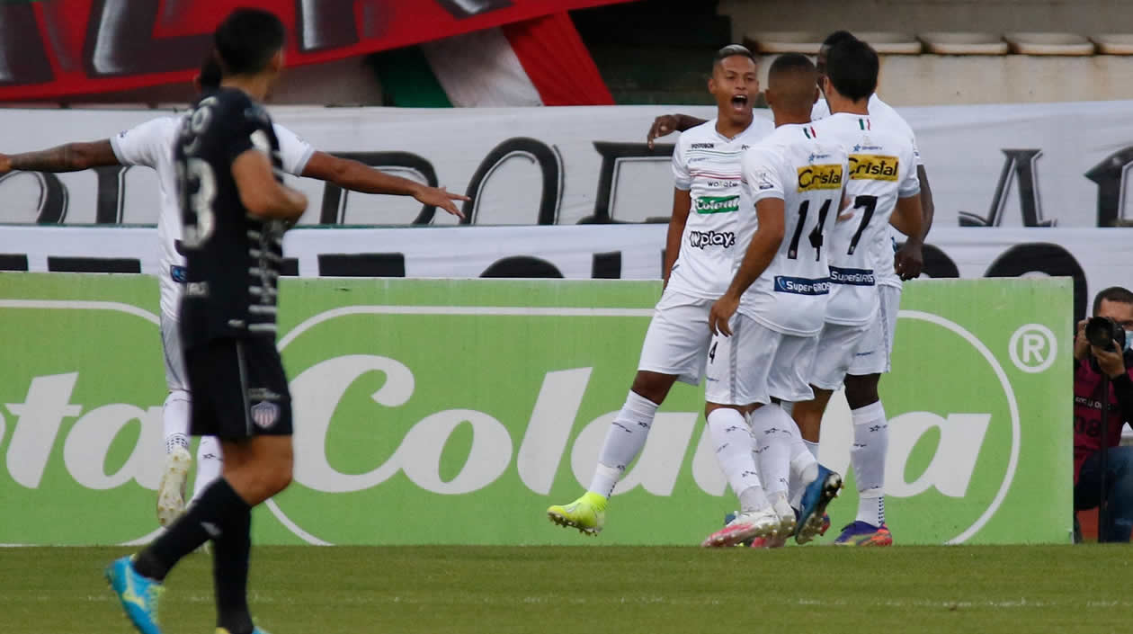 David Lemos celebrando con sus compañeros la apertura del marcador.