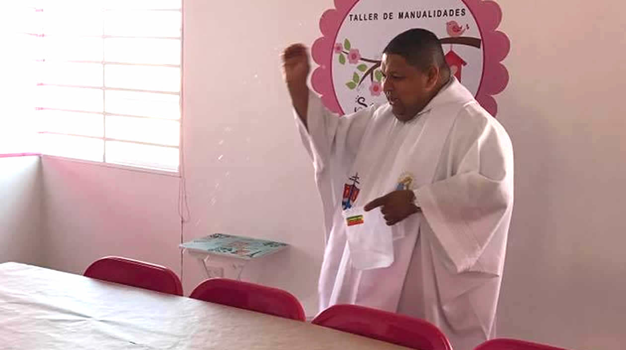 El párroco Milton Pérez Patrón oficiando misa.