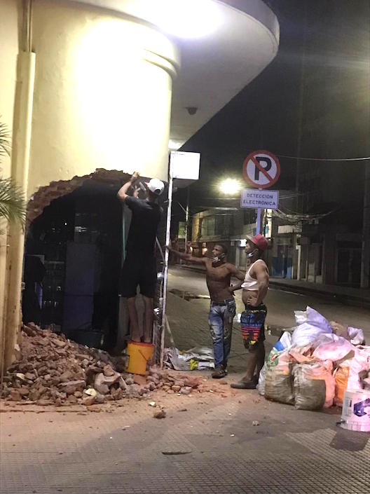 Demolición de parte de la fachada, pese a la suspensión de trabajos.