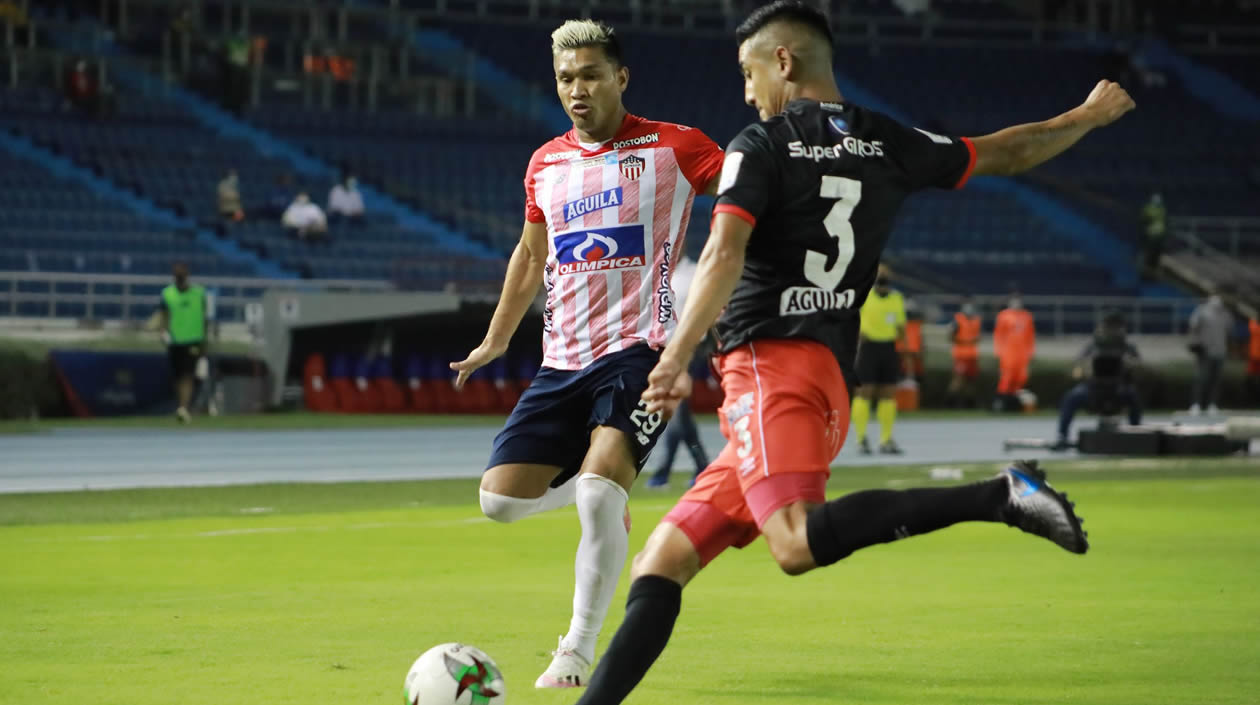 Jerson Malagón intentando salir ante la marca de Teófilo Gutiérrez.