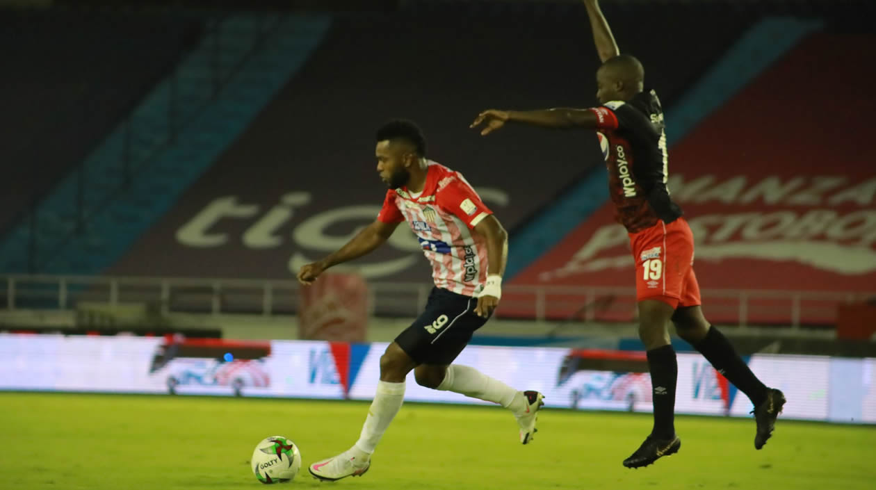 Miguel Ángel Borja, en plena acción ofensiva.