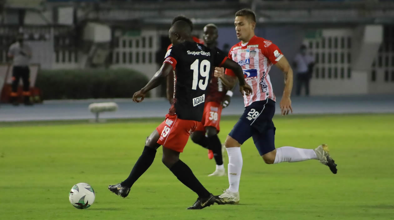 Luis Paz controlando la ofensiva de los 'tiburones'.