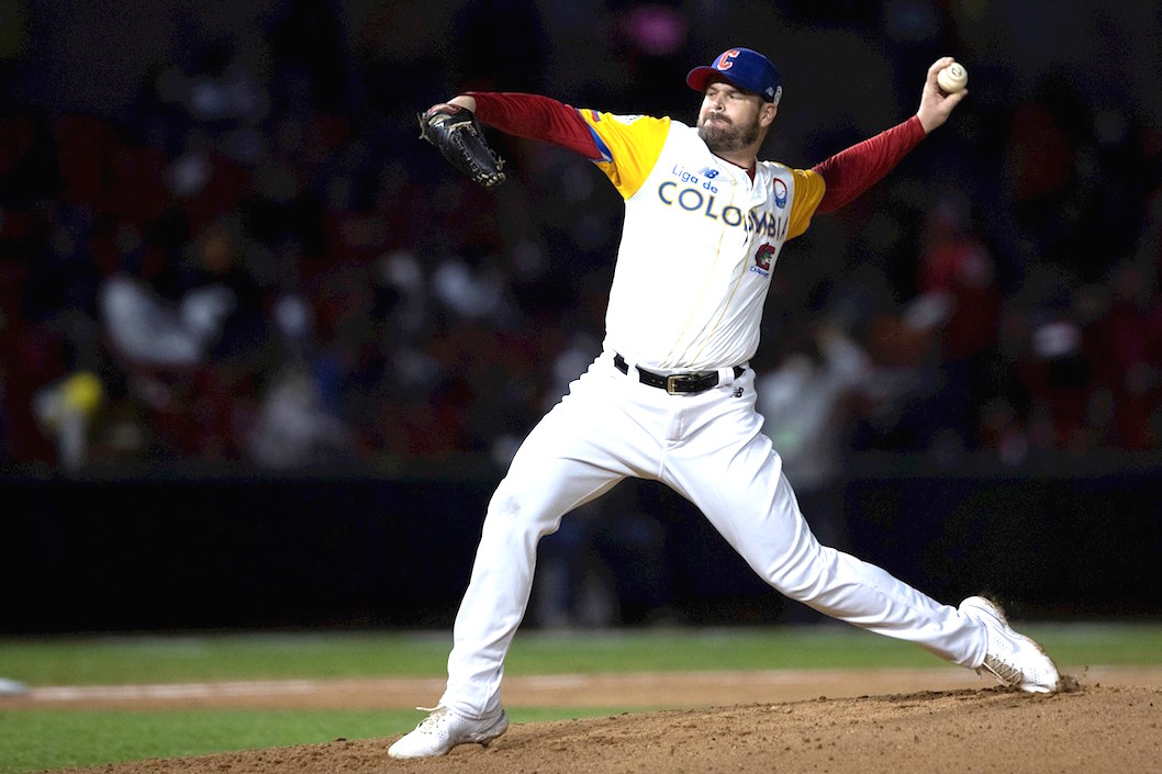 David Holmberg, pitcher abridor de los Caimanes en el debut.