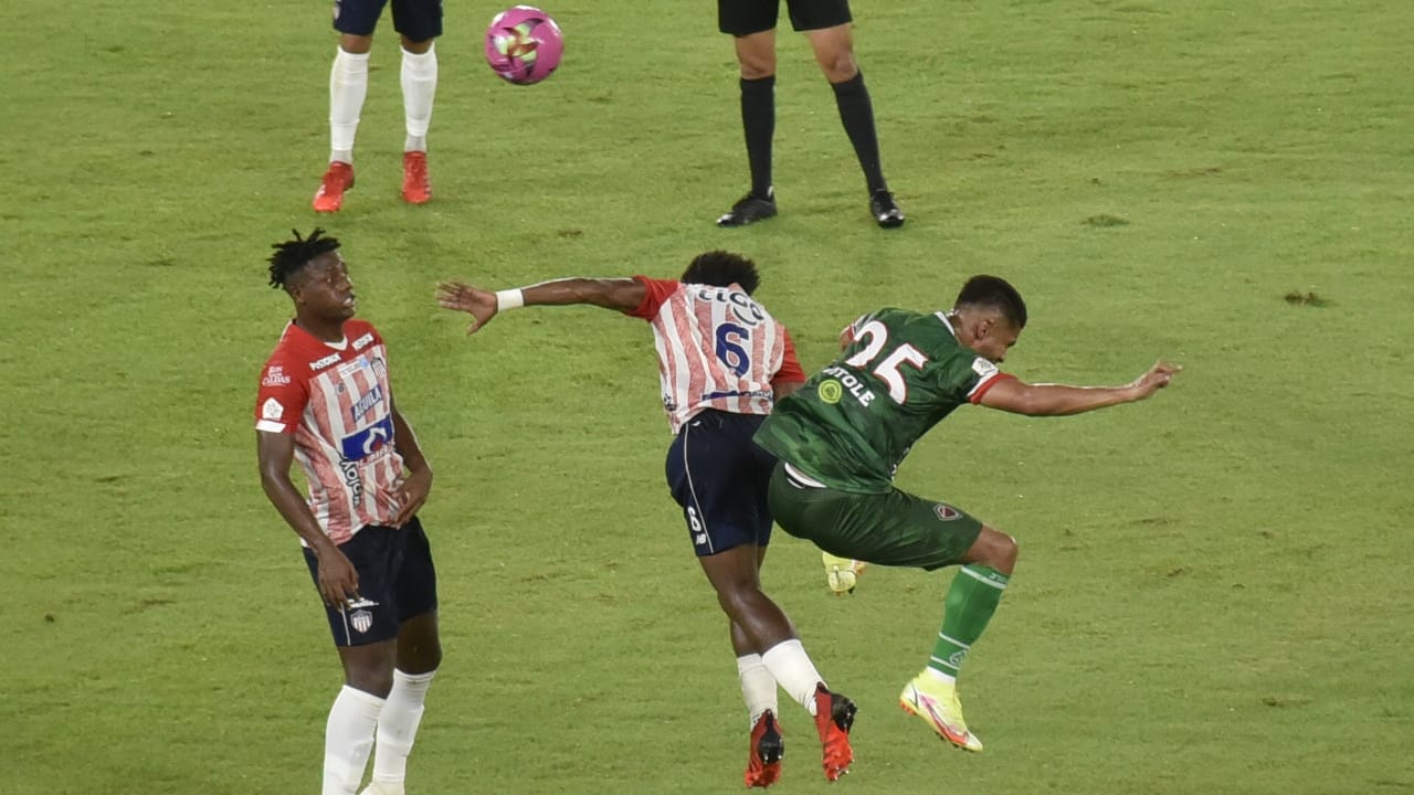 Didier Moreno peleando el balón con fiereza.